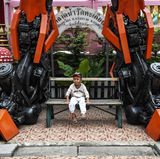 Größenvergleich: Kleine und große Helden im Tempelbezirk