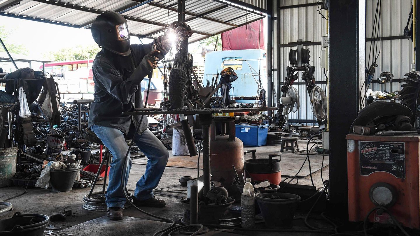 In der Science-Fiction-Werkstatt: Die Figuren wirken wie futuristische Roboter.