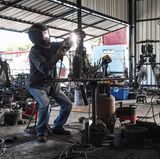 In der Science-Fiction-Werkstatt: Die Figuren wirken wie futuristische Roboter.