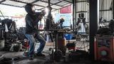 In der Science-Fiction-Werkstatt: Die Figuren wirken wie futuristische Roboter.