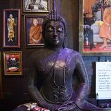 In der Werkstatt von Ban Hun Lek werden nicht nur Tempelwächter, sondern auch Buddhafiguren aus recycelten Metall hergestellt.