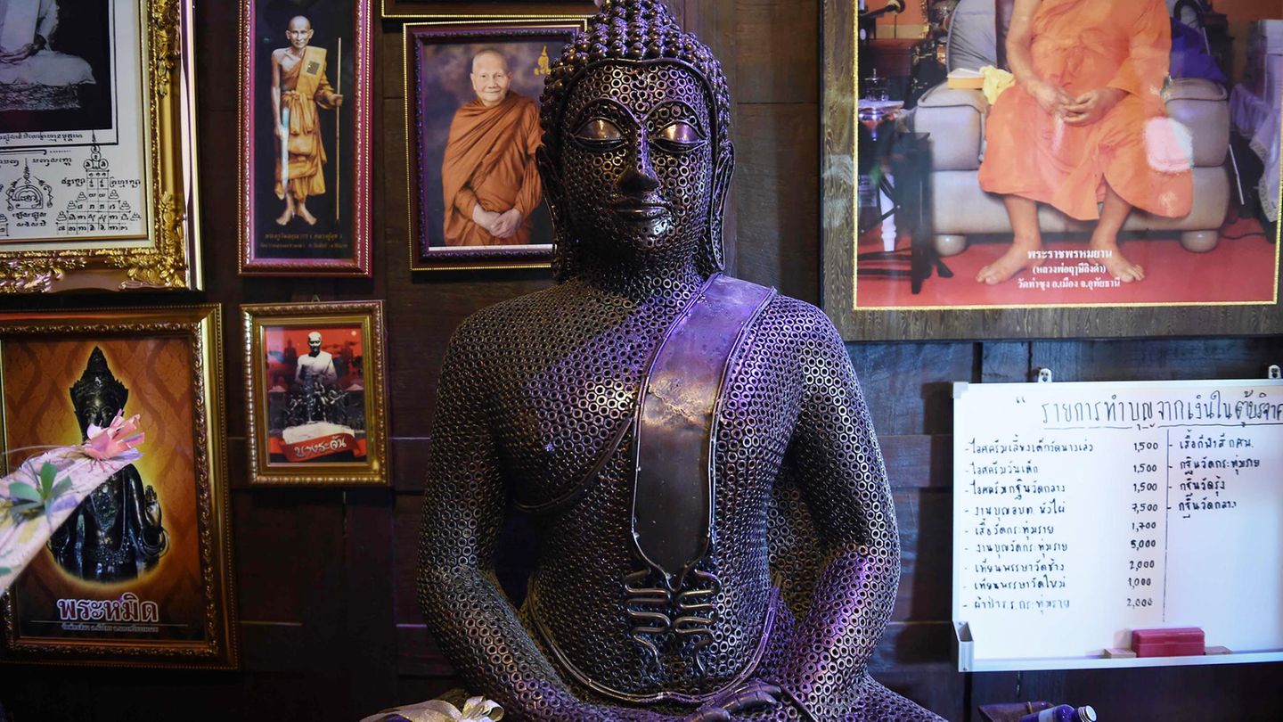 In der Werkstatt von Ban Hun Lek werden nicht nur Tempelwächter, sondern auch Buddhafiguren aus recycelten Metall hergestellt.