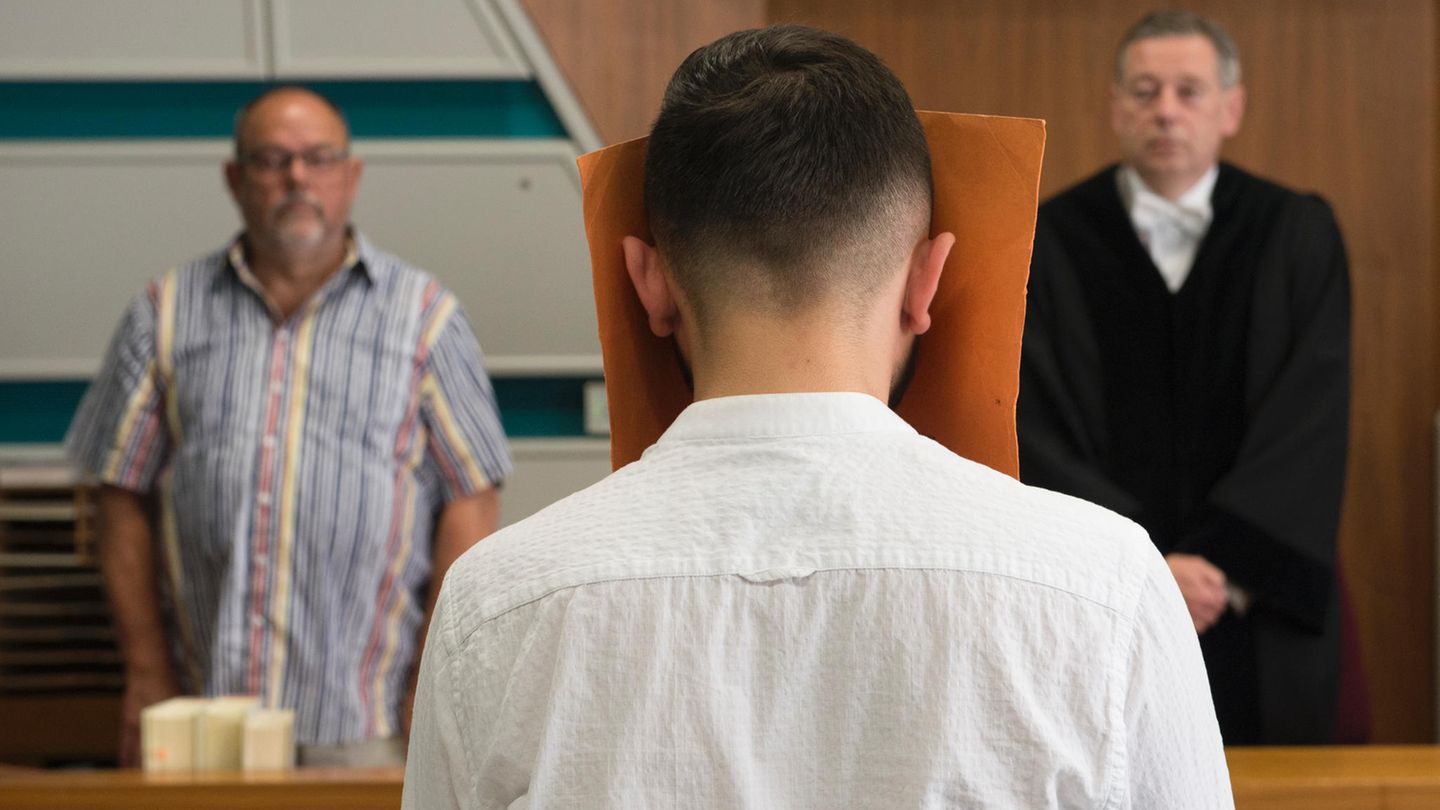 Ismet S. steht vor dem Richter des Kriminalgerichts.  Ismet S. steht vor dem Richter des Kriminalgerichts.