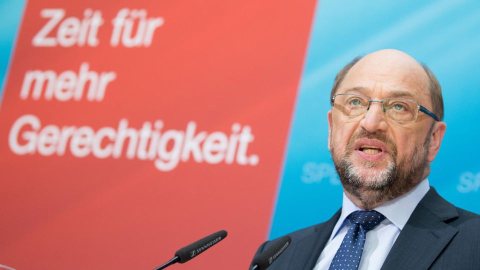 SPD-Kanzlerkandidat Martin Schulz vor Schild "Zeit für mehr Gerechtigkeit" bei der Vorstellung des Steuer-Konzepts