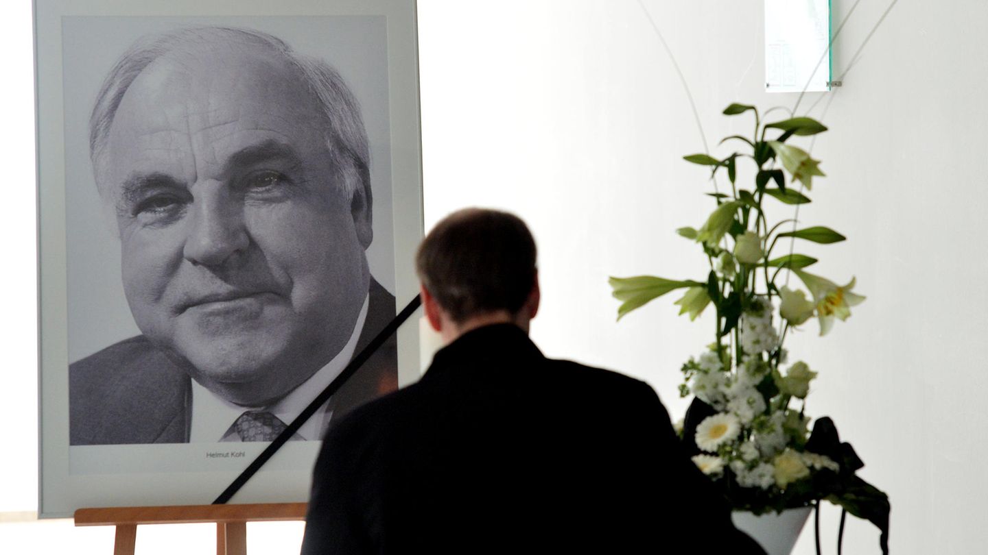 Altkanzler Helmut Kohl ist am 16. Jnui 2017 87-jährig verstorben.