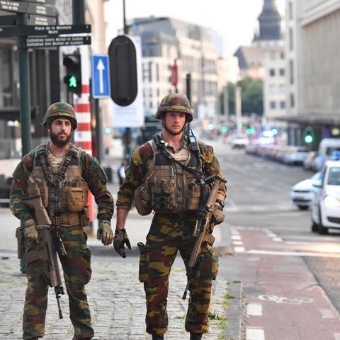Militär und Polizei auf dem Grand Place vor dem Hauptbahnhof im Zentrum Brüssels: Dort wurde am Abend ein Mann von Sicherheitskräften "neutralisiert".