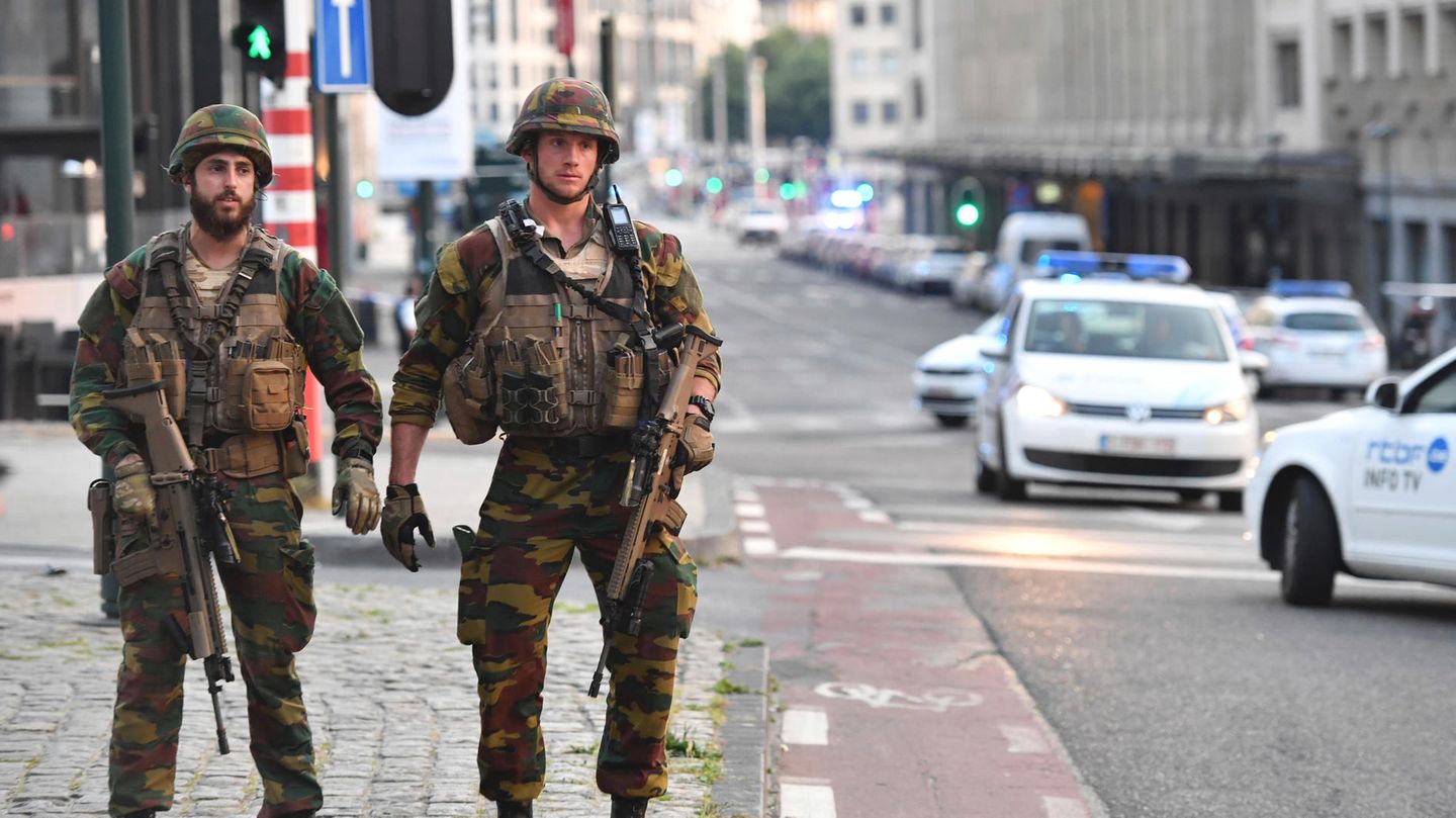 Militär und Polizei auf dem Grand Place vor dem Hauptbahnhof im Zentrum Brüssels: Dort wurde am Abend ein Mann von Sicherheitskräften "neutralisiert".