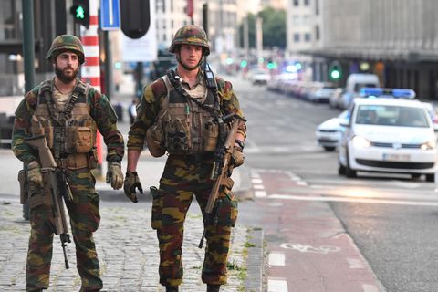 Militär und Polizei auf dem Grand Place vor dem Hauptbahnhof im Zentrum Brüssels: Dort wurde am Abend ein Mann von Sicherheitskräften "neutralisiert".