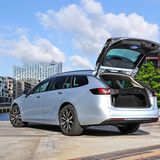 Die Heckklappe schwingt per Fußtritt auf