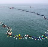 Juni    Huntington Beach, USA: Surfer formen einen Kreis auf dem Ozean und halten sich dabei an den Händen. Das Ritual wird "Paddle Out" genannt und gilt normalerweise dem Gedenken verstorbener Surfer. 511 Surfer nahmen an dem "Paddle Out" teil, sie stellten einen neuen Weltrekord für die meisten Teilnehmer an dem Ritual auf.