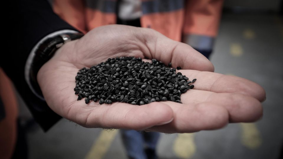 Das aus recycelten Carbonfasern gewonnene Granulat kann für neue Produkte genutzt werden.
