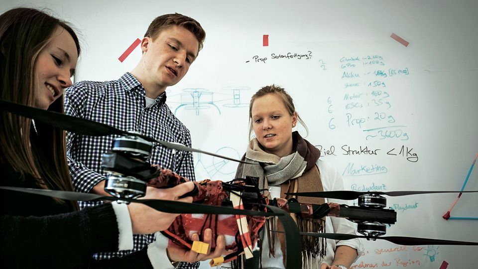 Studenten der Stader Hochschule prüfen ihre ultraleichte Drohne.