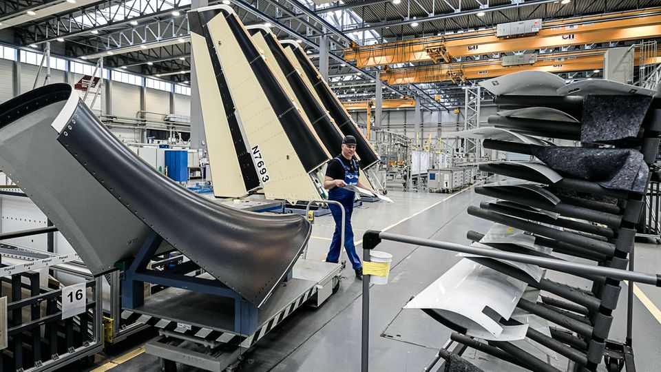 In den riesigen Airbus-Hallen lagern Seitenleitwerke aus Carbon, bevor sie zur Montage an einen anderen Standort gebracht werden. Im Flugzeugbau zählt jedes Gramm.