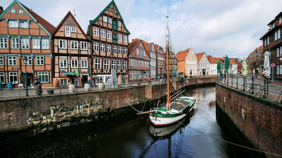 Carbon-Forschung: Die idyllische Hansestadt brauchte neue Ideen und Jobs, Jobs, nachdem das Atomkraftwerk, die Salz- und eine Aluminiumfabrik dichtgemacht hatten. Da kam das Carbon genau richtig. Die idyllische Hansestadt brauchte neue Ideen und Jobs, Jobs, nachdem das Atomkraftwerk, die Salz- und eine Aluminiumfabrik dichtgemacht hatten. Da kam das Carbon genau richtig.