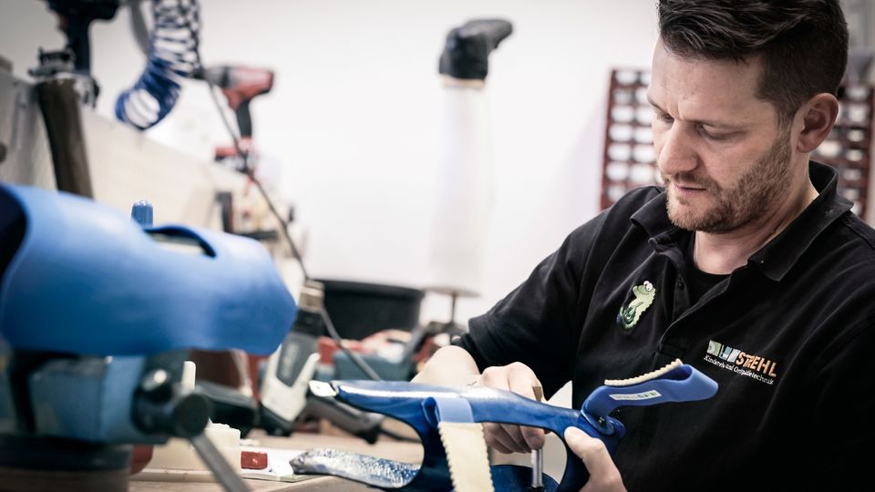 Carbon-Forschung: Aus Produktionsabfällen von Airbus baut ein Mitarbeiter der Firma Strehl eine Orthese, eine Stütze für Beine, Arme oder den Rumpf. Dafür ist Carbon perfekt – leicht, fest, aber biegsam. Aus Produktionsabfällen von Airbus baut ein Mitarbeiter der Firma Strehl eine Orthese, eine Stütze für Beine, Arme oder den Rumpf. Dafür ist Carbon perfekt – leicht, fest, aber biegsam.