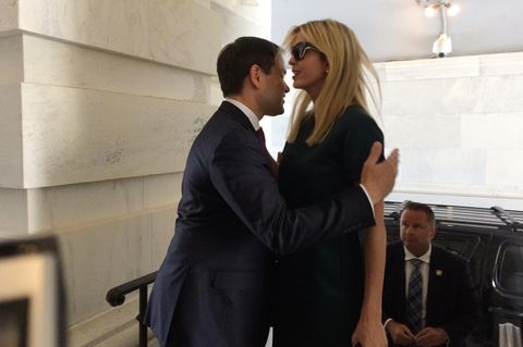 Der seltsame Umarmungsversuch von Marco Rubio bei Ivanka Trump
