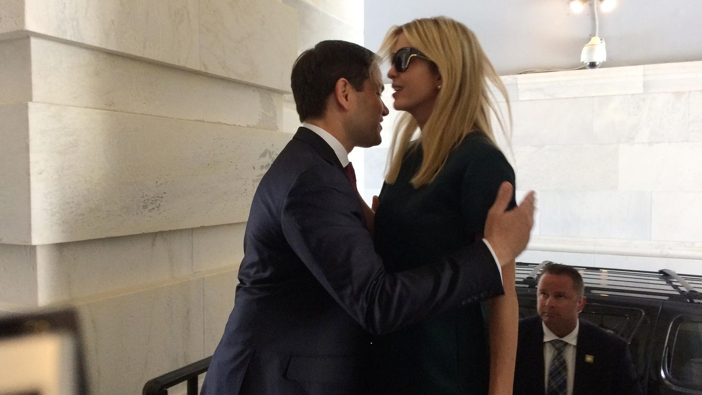 Der seltsame Umarmungsversuch von Marco Rubio bei Ivanka Trump