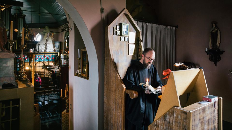 Pater Hugo wollte schon als Fünfjähriger wissen, wo Gott wohnt. Heute lebt er in einer Kirche Maria Anna.