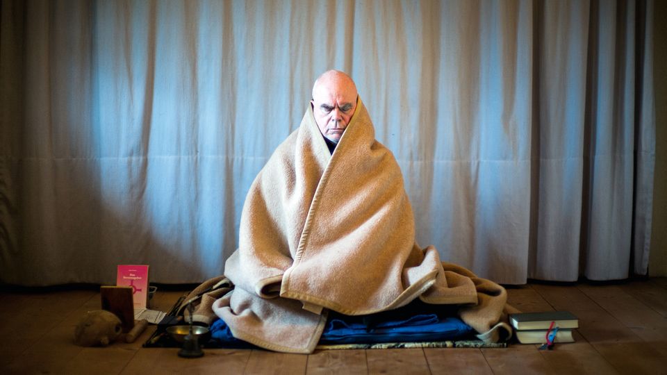 Bruder Jakobus in Versenkung. Stundenlang sitzt er still, "um in den Raum vor den Gedanken zu kommen"