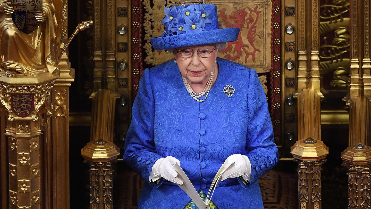Die britische Königin Queen Elizabeth II eröffnet im House of Lords im Westminster Palace die Sitzungsperiode des Parlaments