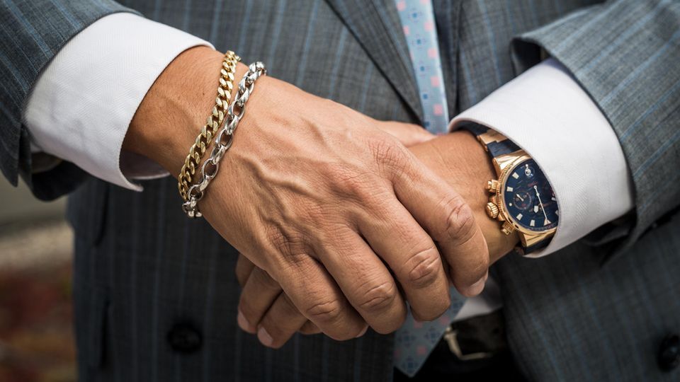 Utz Claassen: Ein Mann, der sich sein Auftreten was kosten lässt: Um sein Goldkettchen weiter tragen zu können, hat Claassen "einen Multimillionenjob" sausen lassen. Ein Mann, der sich sein Auftreten was kosten lässt: Um sein Goldkettchen weiter tragen zu können, hat Claassen "einen Multimillionenjob" sausen lassen.