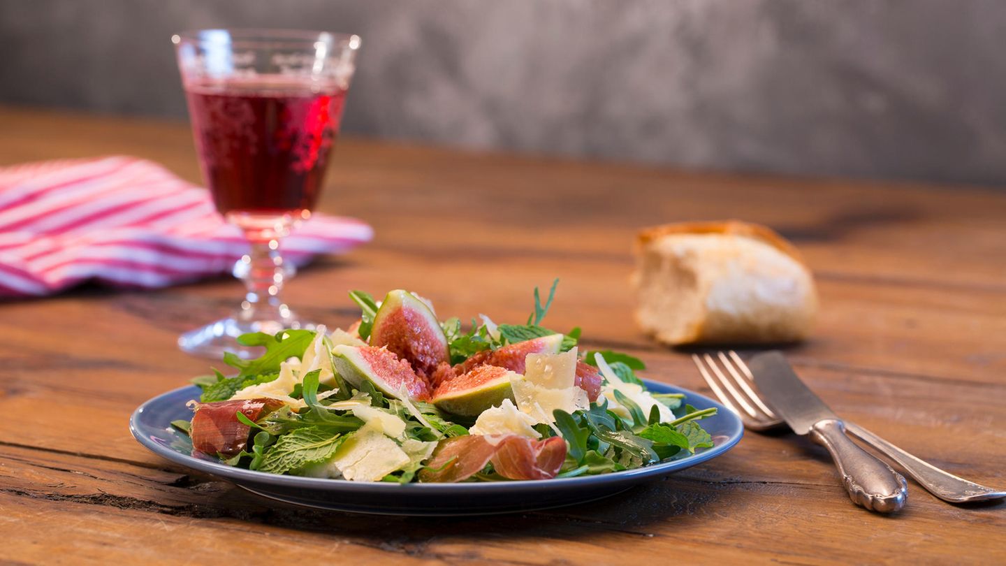 Köstliches Sommerrezept: Bei Hitze ein Genuss – Rucolasalat mit Feigen, Mozzarella und Parmesan