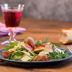 Köstliches Sommerrezept: Bei Hitze ein Genuss – Rucolasalat mit Feigen, Mozzarella und Parmesan