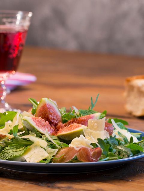 Köstliches Sommerrezept: Bei Hitze ein Genuss – Rucolasalat mit Feigen, Mozzarella und Parmesan