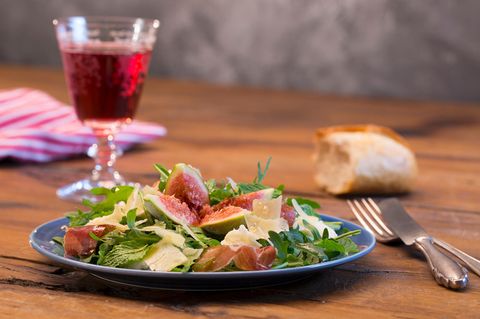 Köstliches Sommerrezept: Bei Hitze ein Genuss – Rucolasalat mit Feigen, Mozzarella und Parmesan