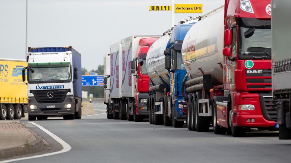 LKW Ein Fernfahrer saß bewusstlos in seinem Lkw