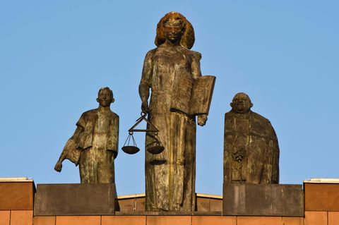 Justizia auf dem Landgericht Darmstadt - Eine Mann, der seine Frau angezündet hat, muss lange ins Gefängnis