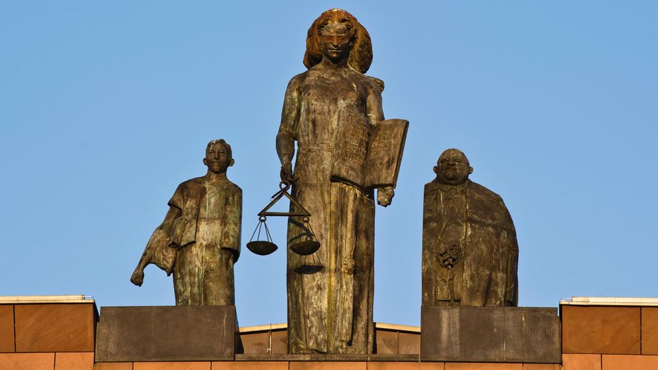 Justizia auf dem Landgericht Darmstadt - Eine Mann, der seine Frau angezündet hat, muss lange ins Gefängnis