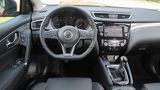 Das Cockpit ist mit wertigeren Materialien ausgestattet