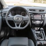 Das Cockpit ist mit wertigeren Materialien ausgestattet