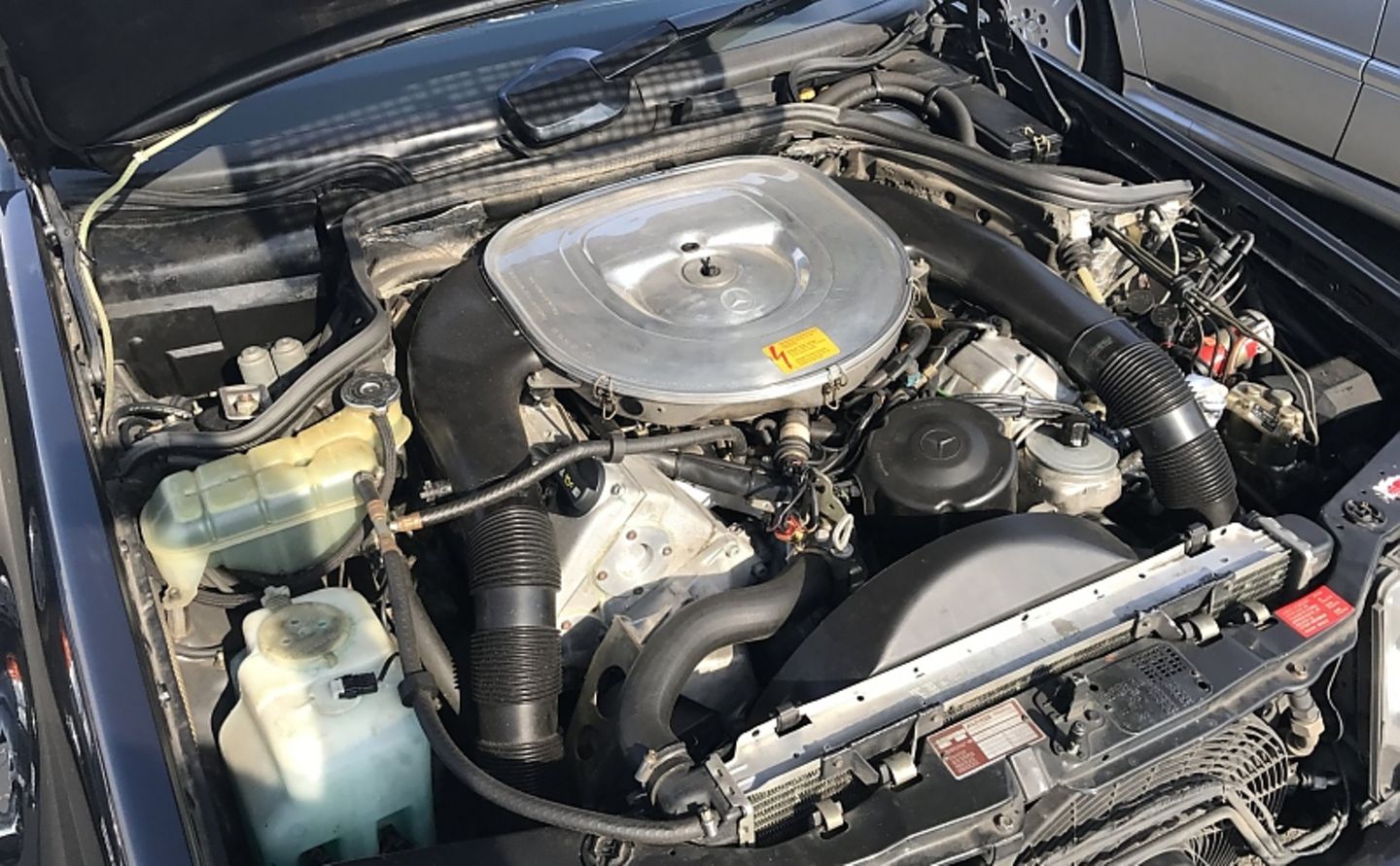 Das sechs Liter große Kraftpaket des Mercedes 300 CE 6.0 AMG verfügt über einen geänderten Zylinderkopf mit Vierventiltechnik