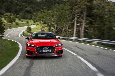Die Front des Audi RS 5 Coupe ist deutlich breiter als das Basismodell