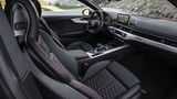 Innen im Audi RS 5 Coupe herrscht gediegenes Schwarz vor
