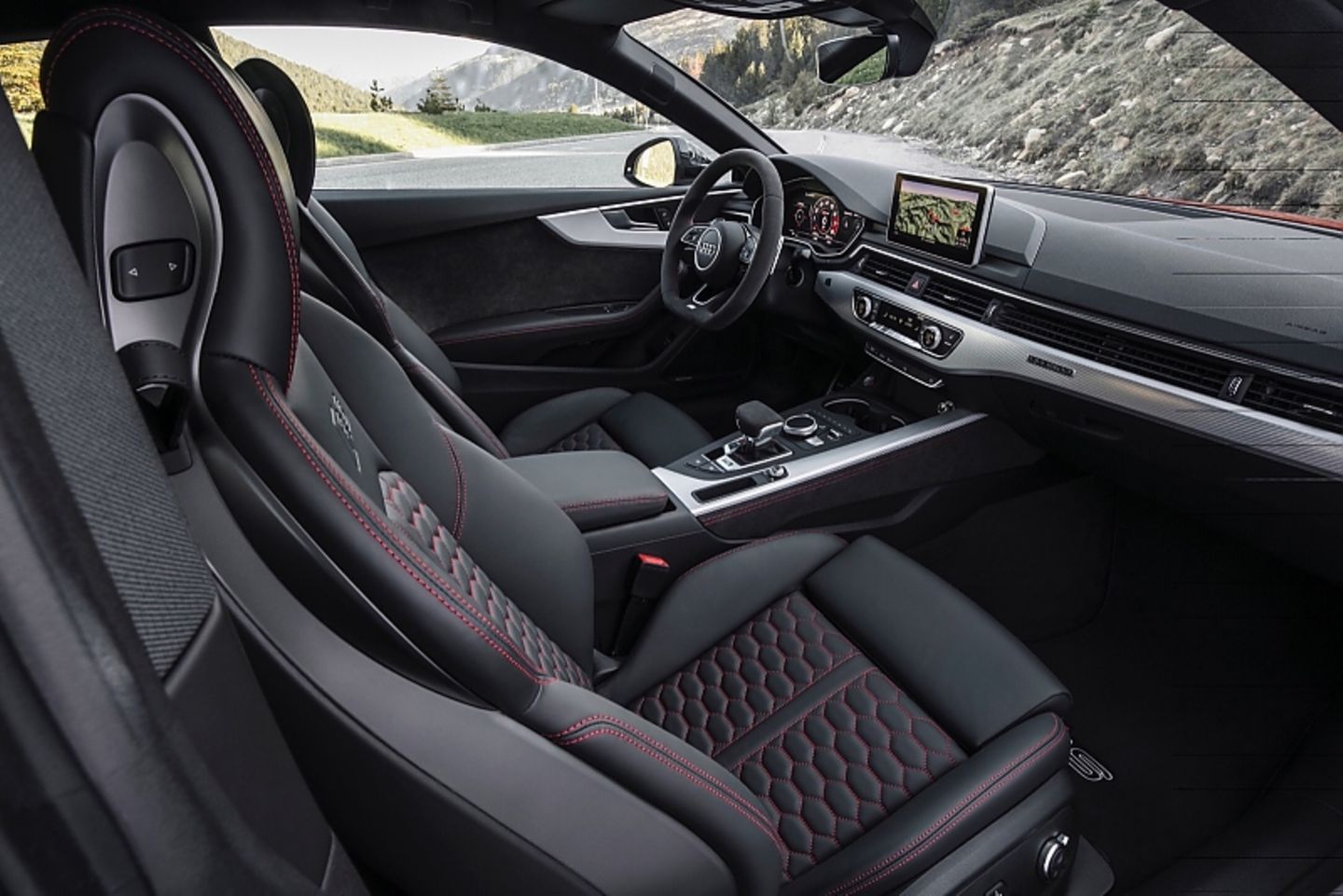 Innen im Audi RS 5 Coupe herrscht gediegenes Schwarz vor
