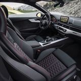 Innen im Audi RS 5 Coupe herrscht gediegenes Schwarz vor