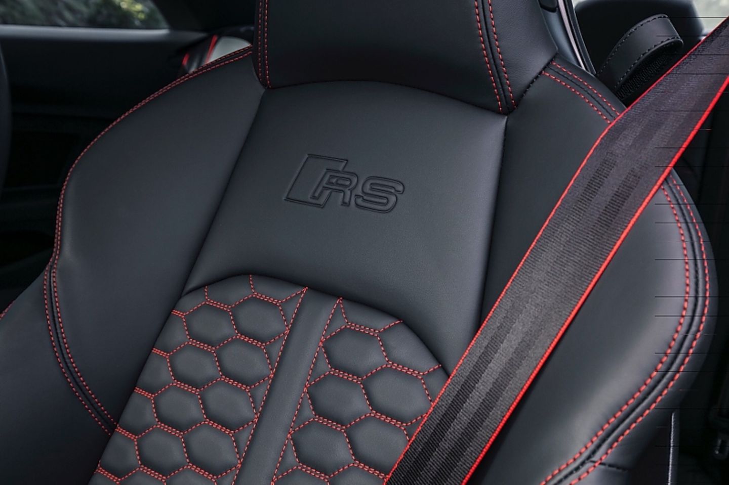 Sportsitze mit Wabensteppung im Audi RS 5 Coupe