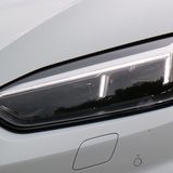 Die angedeuteten Lüftungsschlitze an den Scheinwerfern des Audi RS 5 Coupe sollen an den Rennwagen Audi 90 quattro IMSA GTO erin