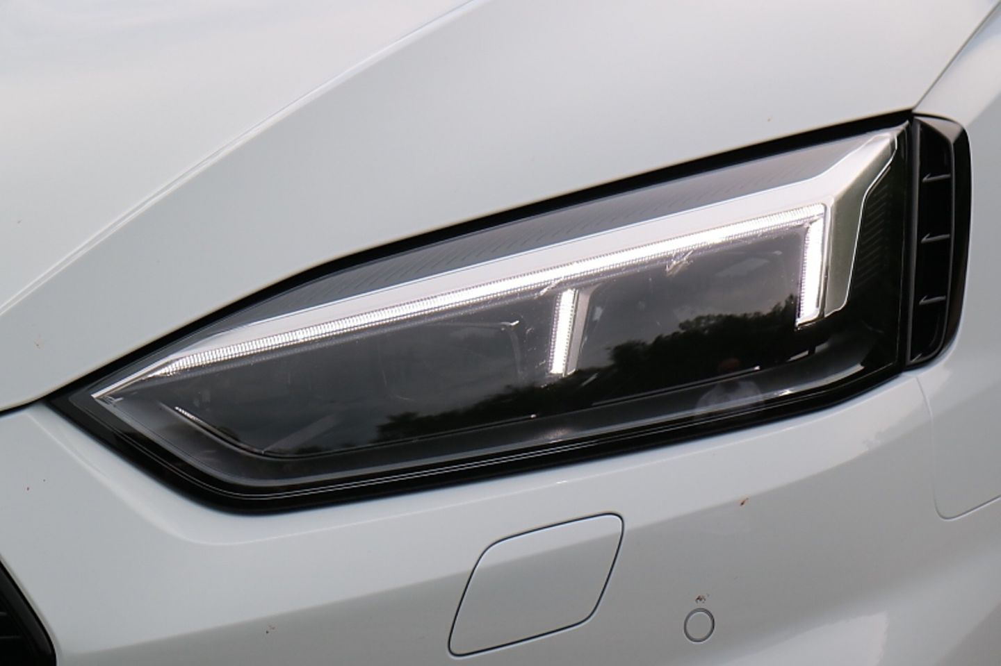 Die angedeuteten Lüftungsschlitze an den Scheinwerfern des Audi RS 5 Coupe sollen an den Rennwagen Audi 90 quattro IMSA GTO erin