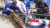 ...ist oder nur ein kurzer Zwischenstopp, zeichnet sich relativ schnell ab. Diese Bienen scheinen die Tribüne eines Baseball-Stadions in Missouri als ihr neues Zuhause auserkoren zu haben. Das Personal hat sichtlich Mühe, die Bienen von ihrem Plan abzubringen. Ob Wachswaben zum Erfolg geführt haben? Unbekannt. Keinesfalls sollten...