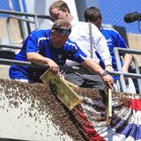 ...ist oder nur ein kurzer Zwischenstopp, zeichnet sich relativ schnell ab. Diese Bienen scheinen die Tribüne eines Baseball-Stadions in Missouri als ihr neues Zuhause auserkoren zu haben. Das Personal hat sichtlich Mühe, die Bienen von ihrem Plan abzubringen. Ob Wachswaben zum Erfolg geführt haben? Unbekannt. Keinesfalls sollten...