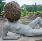 ...sollte ein ortsansäßiger Imker kontaktiert werden. Er kann das Volk fachmännisch einfangen und freut sich im Anschluss über ein neues Bienenvolk, das er in einem Bienenkasten ansiedeln kann. Der Imker selbst kann den Schwarmtrieb unterdrücken, indem er...