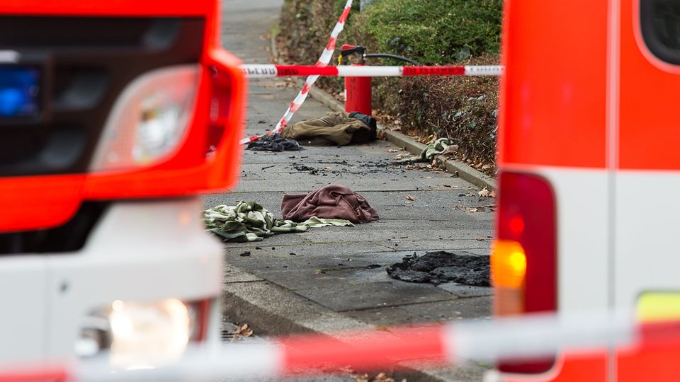 Verbrechen: Abgesperrter Tatort umringt von Einsatzfahrzeugen in Kiel. Abgesperrter Tatort umringt von Einsatzfahrzeugen in Kiel.