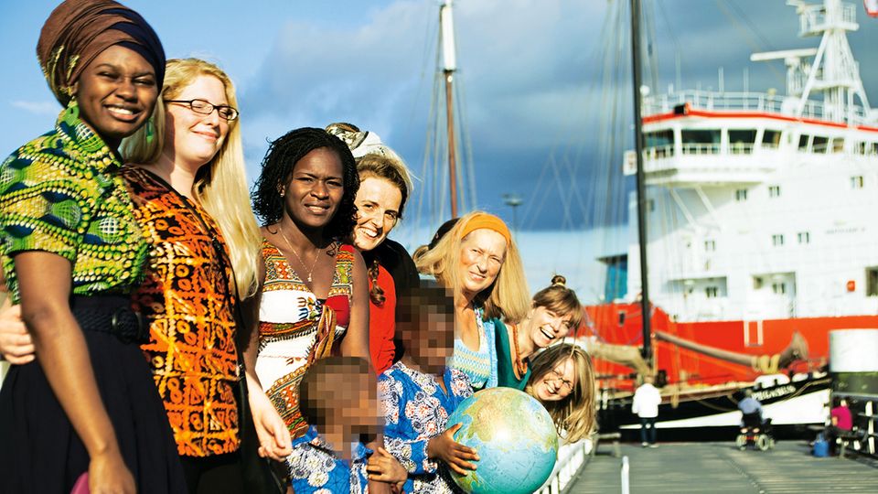 Verbrechen: Delali Assigbley mit ihren beiden Söhnen und ihren Freundinnen bei einem Fototermin für das Projekt "Sisters" am Kieler Hafen im Sommer 2016 Delali Assigbley mit ihren beiden Söhnen und ihren Freundinnen bei einem Fototermin für das Projekt "Sisters" am Kieler Hafen im Sommer 2016