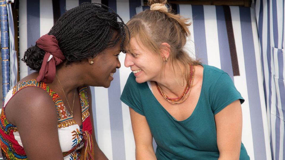 Verbrechen: Dela mit ihrer Kollegin und Freundin Pia Duitsmann. 2016 reisten die beiden Frauen zusammen nach Togo Dela mit ihrer Kollegin und Freundin Pia Duitsmann. 2016 reisten die beiden Frauen zusammen nach Togo