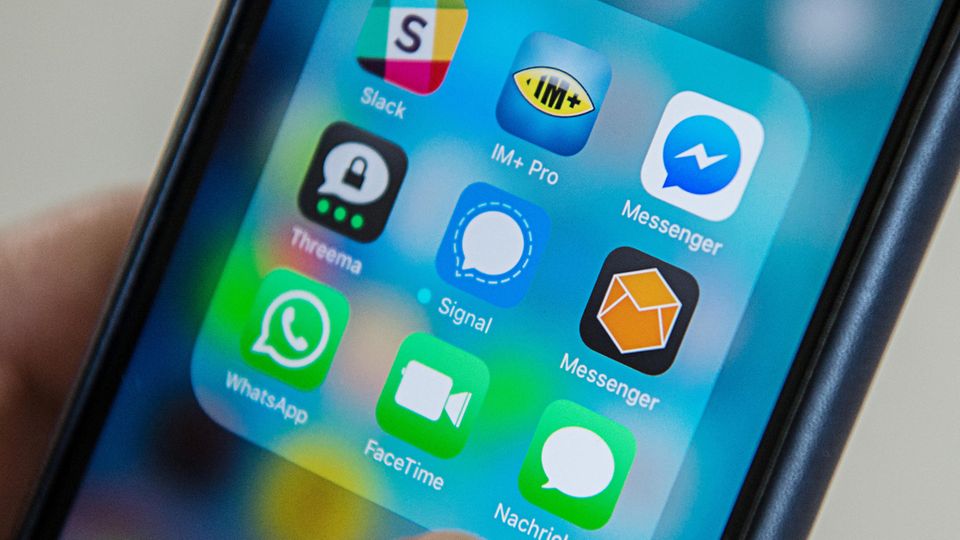 Verschiedene Messenger-Apps werden auf einem iPhone dargestellt