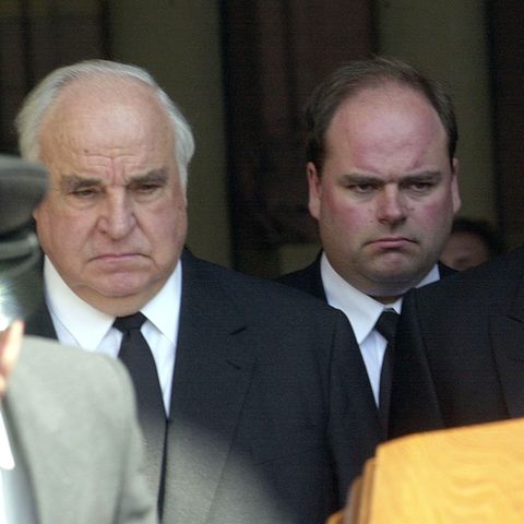 Helmut Kohl mit seinen Söhnen Walter und Peter (v.l.n.r.) nach der Trauerfeier für Hannelore Kohl im Juli 2001